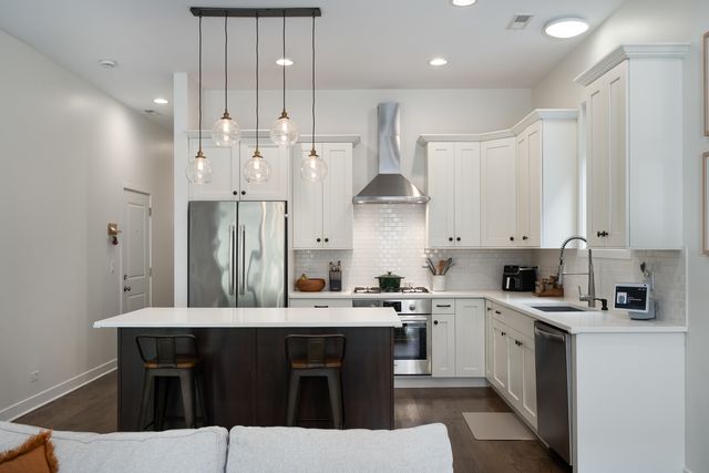 2104 W Belmont Avenue 2E, Chicago, IL 60618