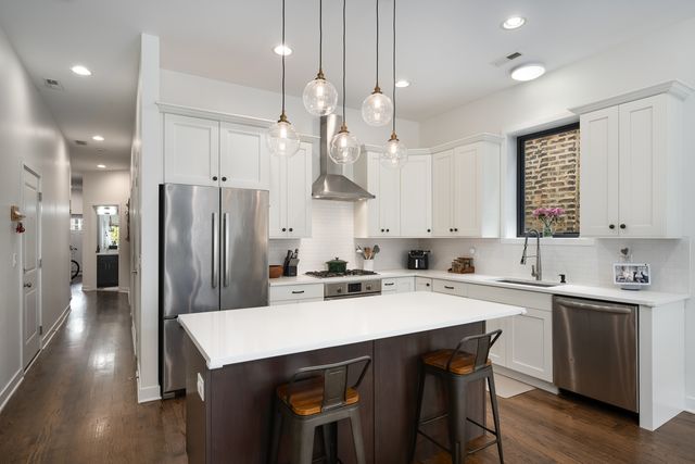 2104 W Belmont Avenue 2E, Chicago, IL 60618