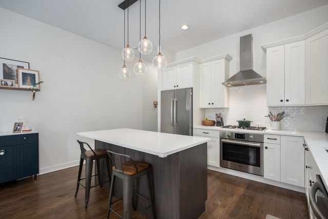2104 W Belmont Avenue 2E, Chicago, IL 60618