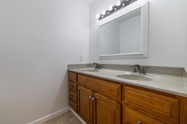 2135 Navajo Ct, Oakdale, CA 95361