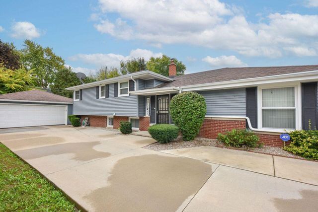 9525 W Grantosa DRIVE, Wauwatosa, WI 53222