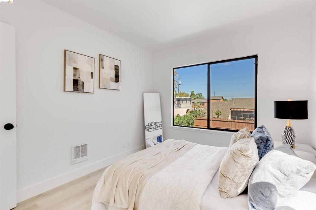 Image 16 of property listing at 2517 79th Ave, Oakland, CA 94605