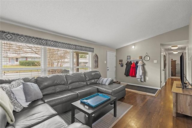 809 Cimarron Trail, Belton, MO 64012