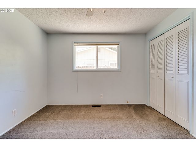4742 THUNDERBIRD St, Eugene, OR 97404