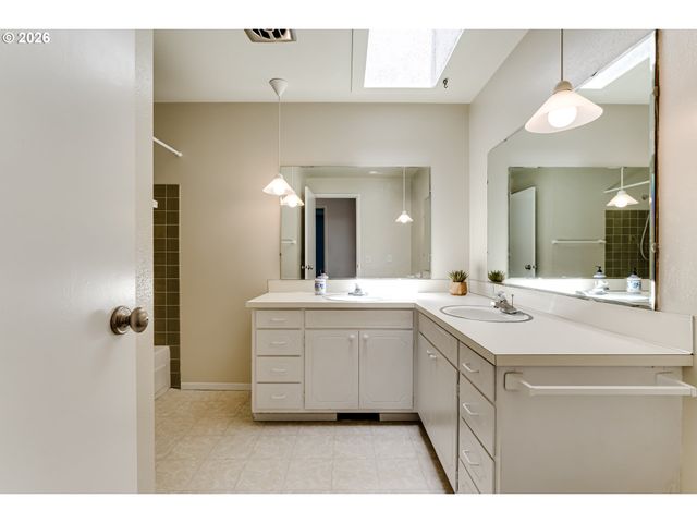 4742 THUNDERBIRD St, Eugene, OR 97404