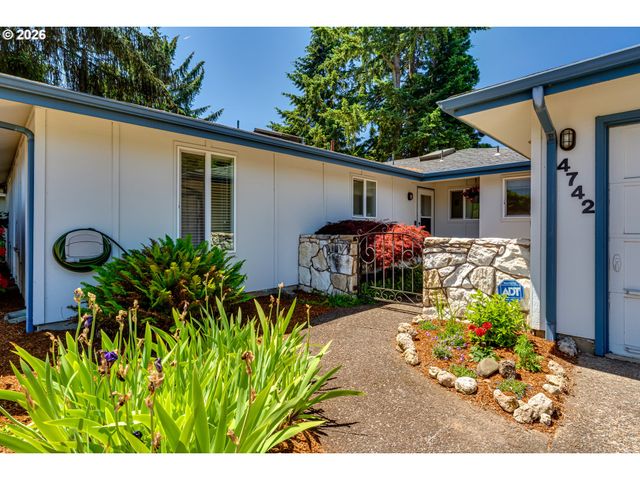 4742 THUNDERBIRD St, Eugene, OR 97404
