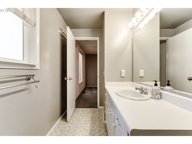 4742 THUNDERBIRD St, Eugene, OR 97404