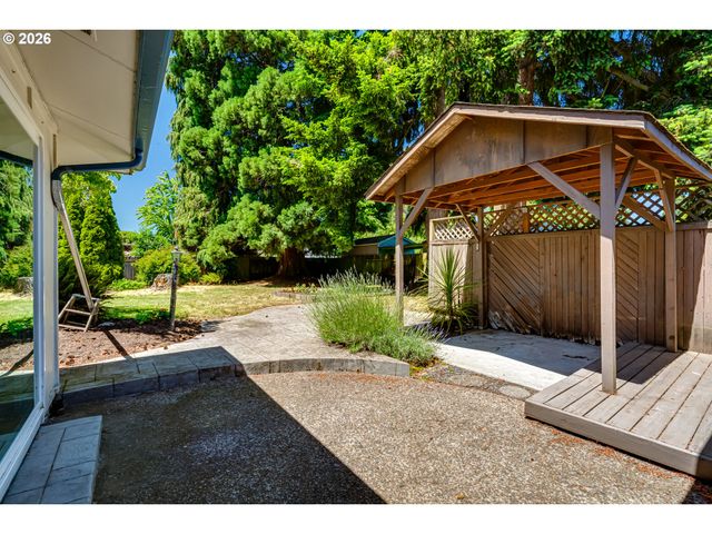 4742 THUNDERBIRD St, Eugene, OR 97404