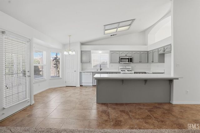 4202 Silver Maple Court, Bakersfield, CA 93313