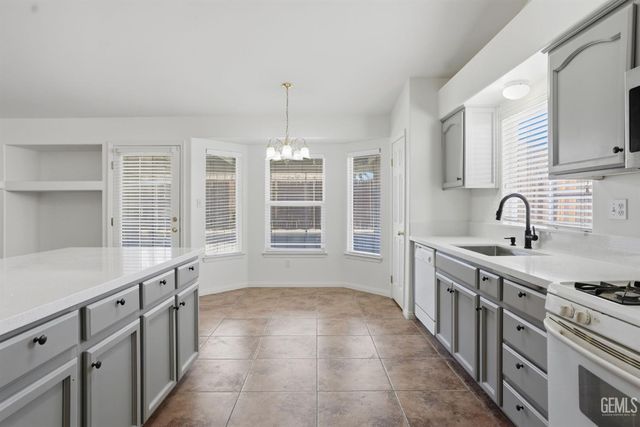 4202 Silver Maple Court, Bakersfield, CA 93313