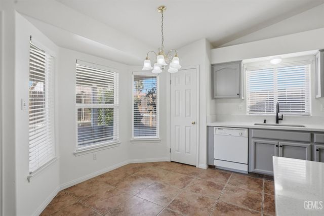 4202 Silver Maple Court, Bakersfield, CA 93313