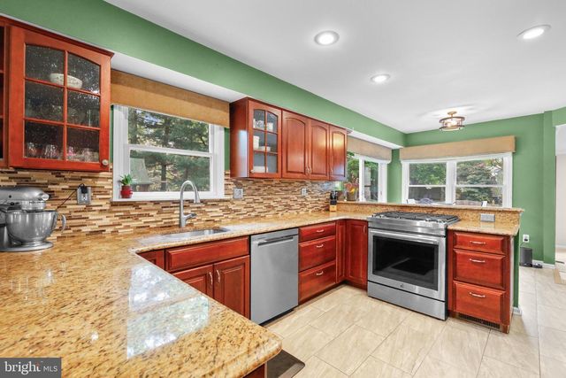 511 PERRY DR., Mount Laurel, NJ 08054