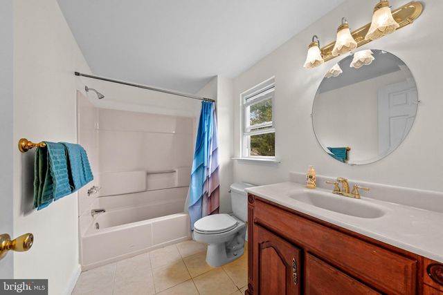 511 PERRY DR., Mount Laurel, NJ 08054