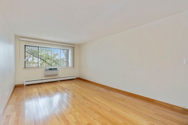 4624 N Commons Drive 303E, Chicago, IL 60656