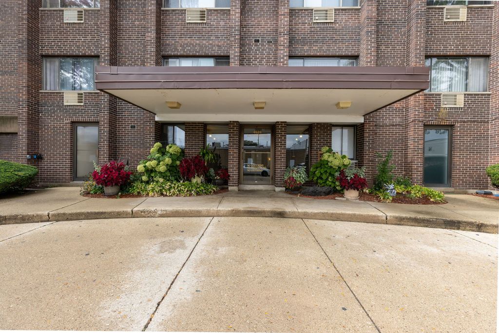 4624 N Commons Drive 303E, Chicago, IL 60656