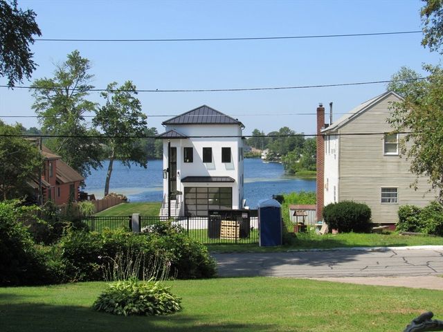 30 Taft Ave, Mendon, MA 01756