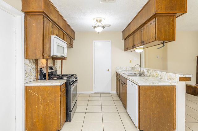 4910 Redfish Reef Drive, Bacliff, TX 77518