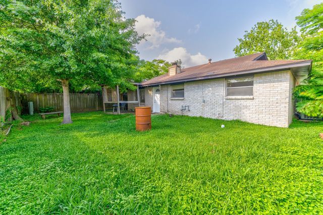 4910 Redfish Reef Drive, Bacliff, TX 77518