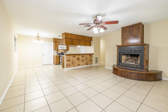 4910 Redfish Reef Drive, Bacliff, TX 77518