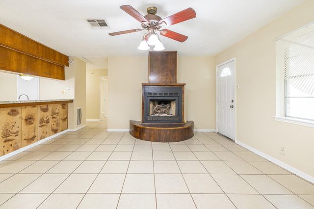 4910 Redfish Reef Drive, Bacliff, TX 77518