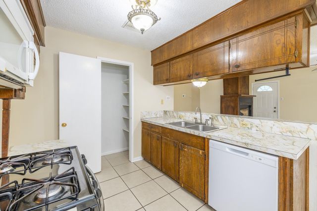 4910 Redfish Reef Drive, Bacliff, TX 77518