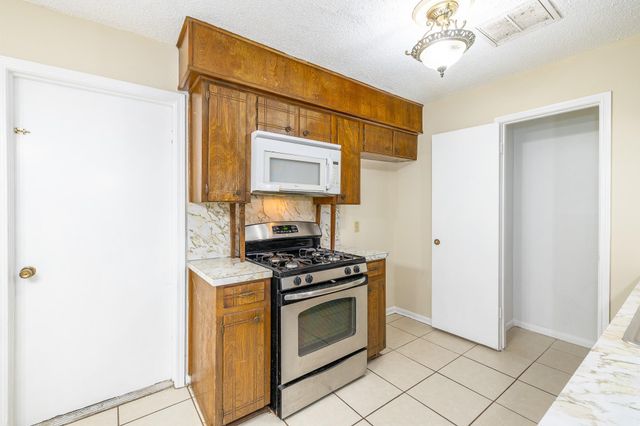 4910 Redfish Reef Drive, Bacliff, TX 77518
