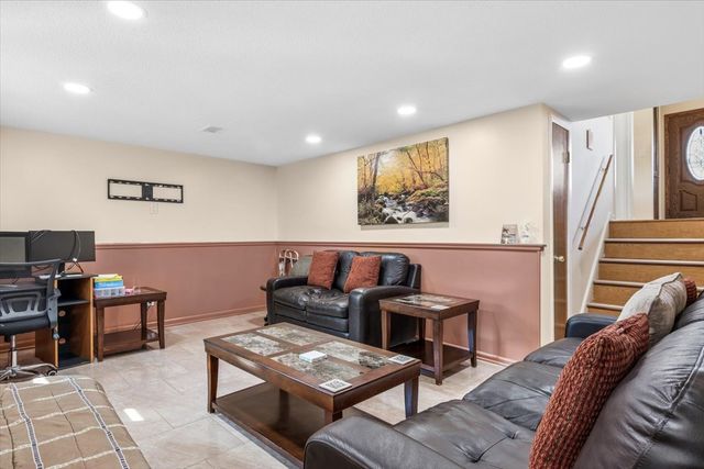 7031 W Crain Street, Niles, IL 60714