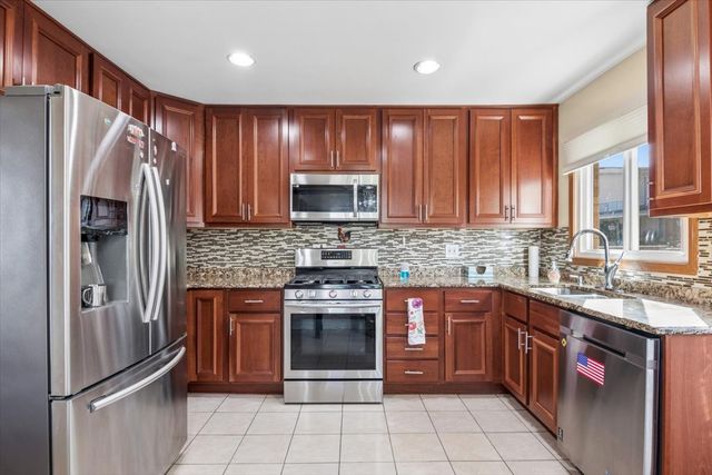 7031 W Crain Street, Niles, IL 60714