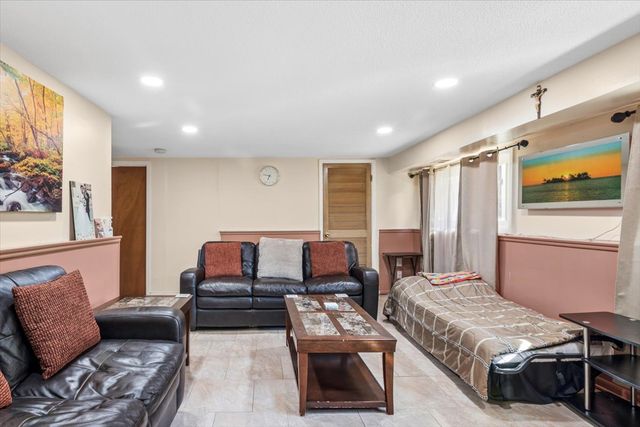 7031 W Crain Street, Niles, IL 60714
