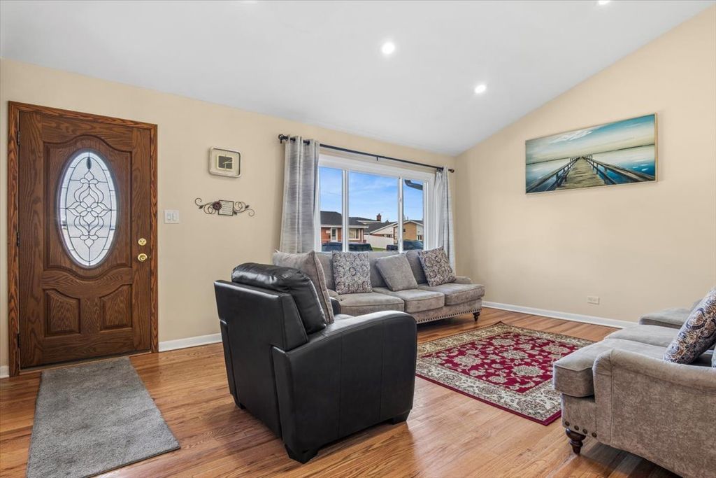 7031 W Crain Street, Niles, IL 60714 — photo 2