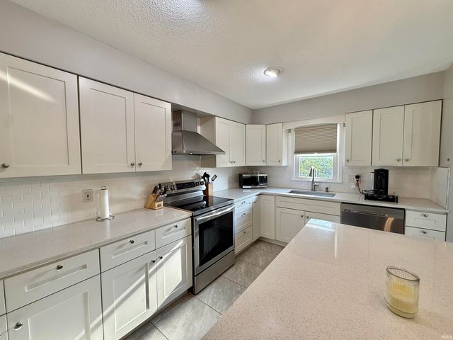 7766 Owens Drive, Newburgh, IN 47630