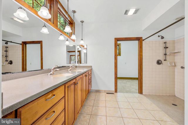 151 LINE RD, Malvern, PA 19355
