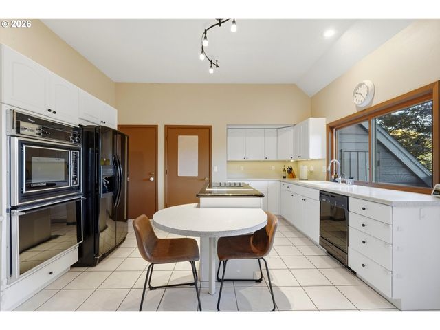 12 SAINT HELENS Cir, Lake Oswego, OR 97035