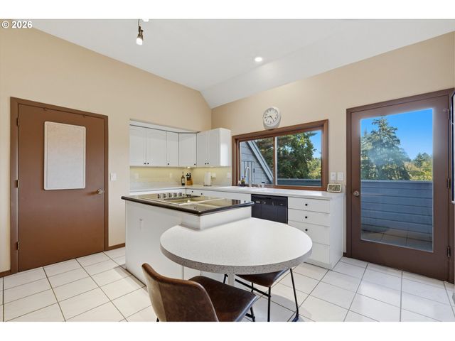 12 SAINT HELENS Cir, Lake Oswego, OR 97035