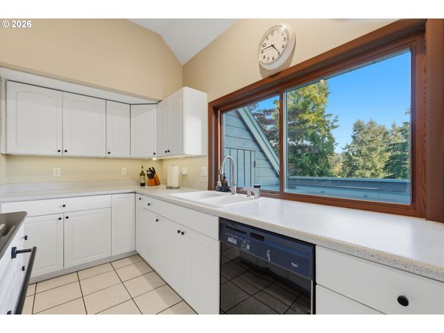 12 SAINT HELENS Cir, Lake Oswego, OR 97035
