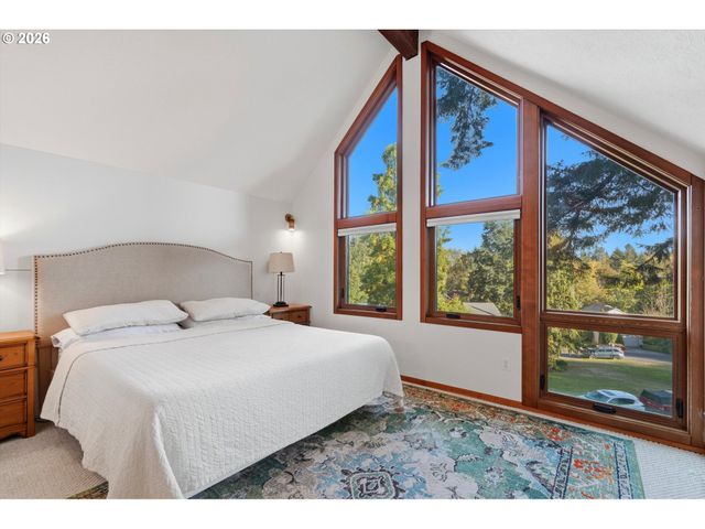 12 SAINT HELENS Cir, Lake Oswego, OR 97035