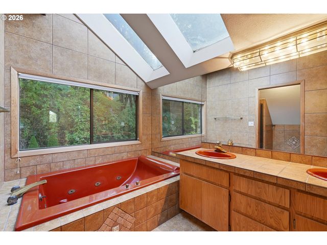 12 SAINT HELENS Cir, Lake Oswego, OR 97035