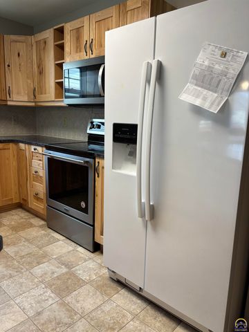 1907 Deerbrook Lane, Emporia, KS 66801