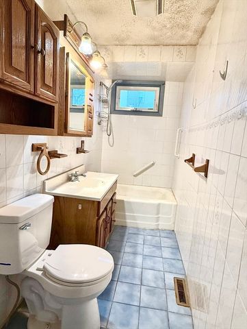 87 Hathaway St 1, New Bedford, MA 02746