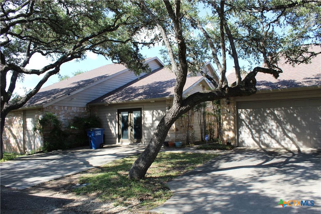 46 Oak Villa Road, Canyon Lake, TX 78133