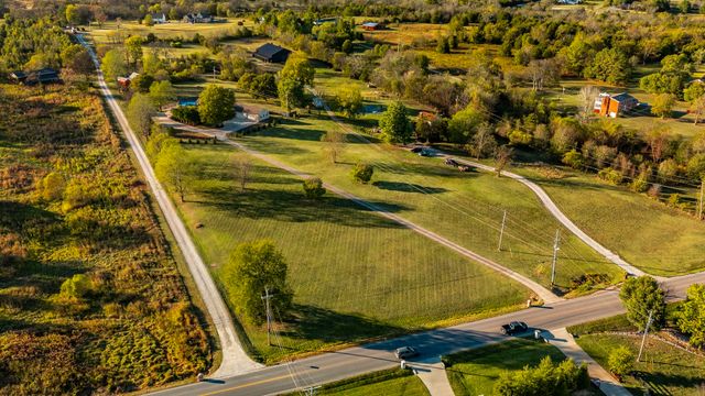 1745 Saundersville Rd, Hendersonville, TN 37075