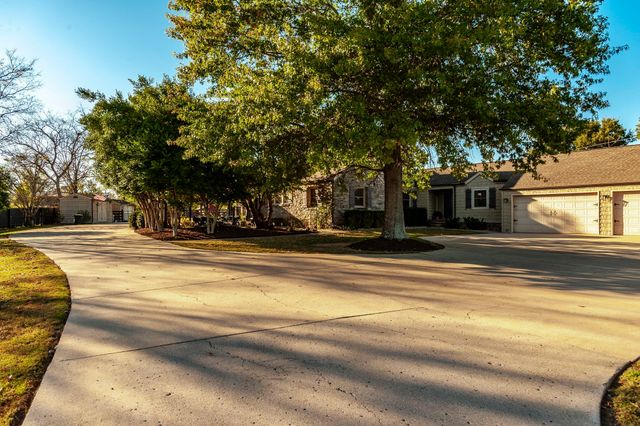 1745 Saundersville Rd, Hendersonville, TN 37075