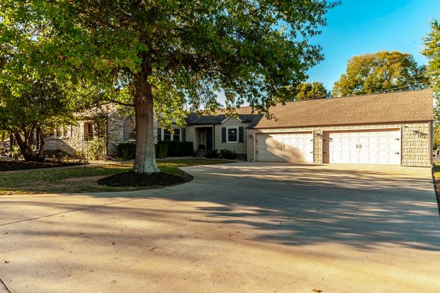1745 Saundersville Rd, Hendersonville, TN 37075