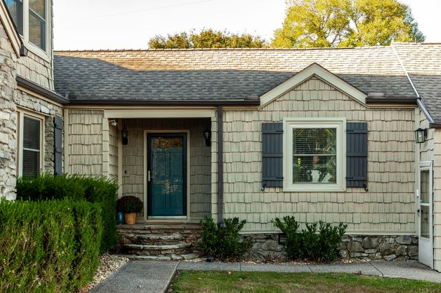 1745 Saundersville Rd, Hendersonville, TN 37075