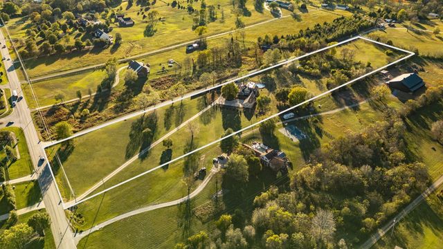 1745 Saundersville Rd, Hendersonville, TN 37075