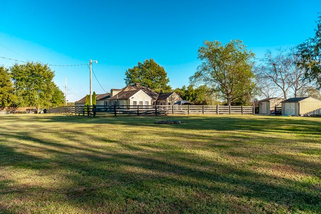1745 Saundersville Rd, Hendersonville, TN 37075