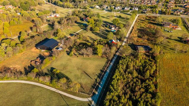 1745 Saundersville Rd, Hendersonville, TN 37075