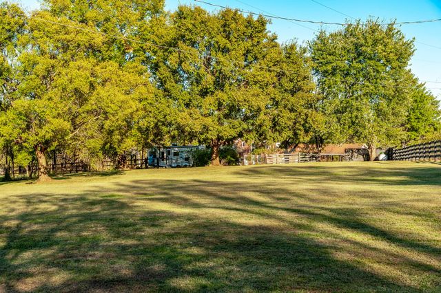 1745 Saundersville Rd, Hendersonville, TN 37075