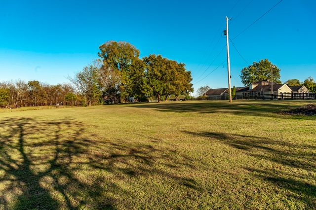 1745 Saundersville Rd, Hendersonville, TN 37075