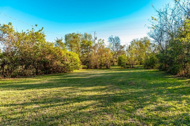 1745 Saundersville Rd, Hendersonville, TN 37075
